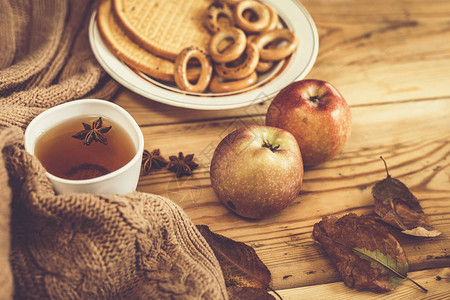 秋天的心情甜饼干和苹果在寒冷的秋天喝热茶寒冷的周末在家秋季开始可图片