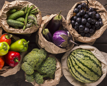 健康新鲜和生态的水果和蔬菜在木制本图片