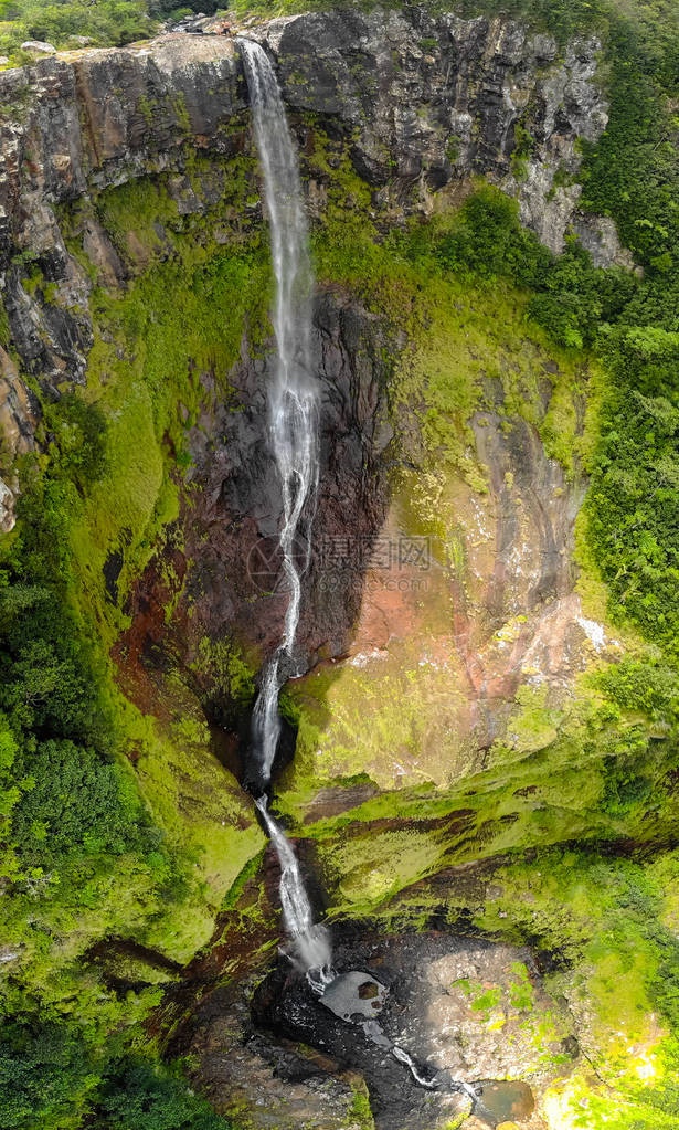 以空中最高视角看待热带岛屿丛林黑河峡谷地带500英尺的瀑布图片