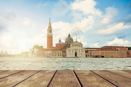 威尼斯的小岛和木码头大运河的景色图片
