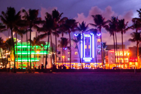 日落时的迈阿密海滩洋大道酒店和餐馆晚上有棕榈树的城市天际线南海滩的装图片