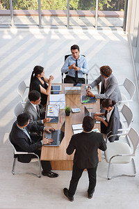 高加索讲师的顶视图在会议室的白板上展示公司业务图表结果图片