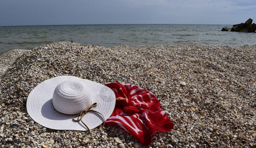 复古夏季草编沙滩帽和海滨披肩在海滩上放松的配件夏季生活方背景图片