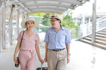 亚洲旅行夫妇身穿粉色和蓝色衬衫图片
