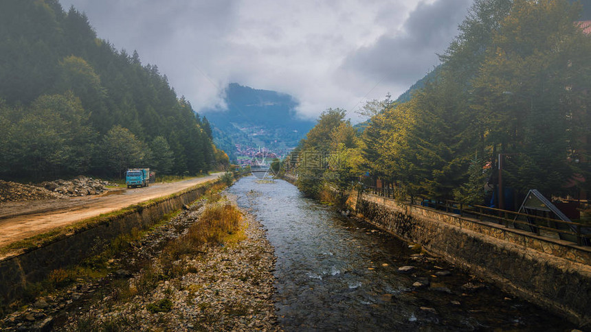 在土耳其特拉布宗最美丽的旅游地点之一Uzungol山谷图片