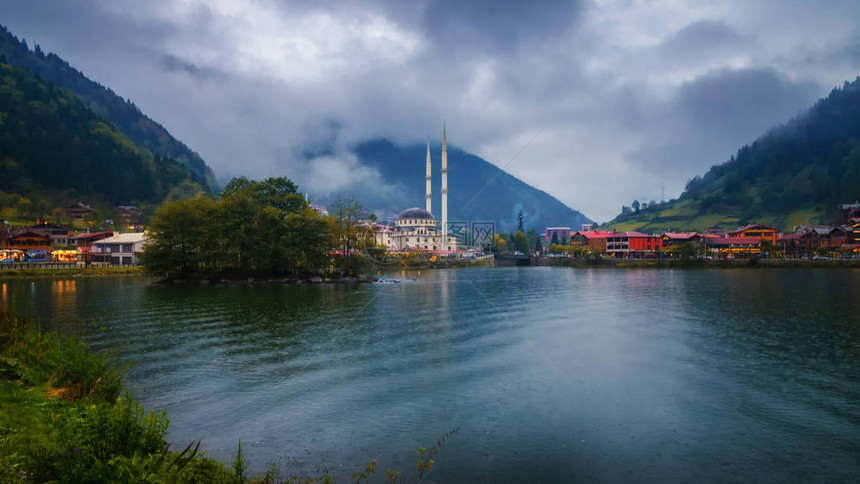 在土耳其特拉布宗最美丽的旅游地点之一Uzungol山谷图片