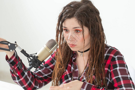 电台主持人博客和广播概念现代政党女孩DJ身着明亮图片