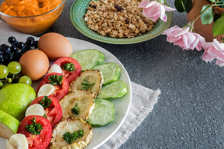 健康早餐南瓜纯净有干杏子蛋蔬菜图片