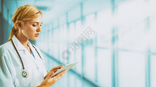 医生在医院使用平板电脑医疗保健和医生图片