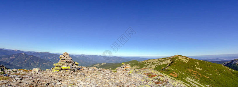 喀尔巴阡山脉夏季岩山全景Carpat图片