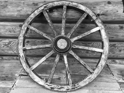 古老的木制车轮和木质话筒图片