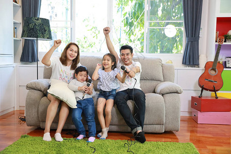 完整的幸福亚洲家庭图片