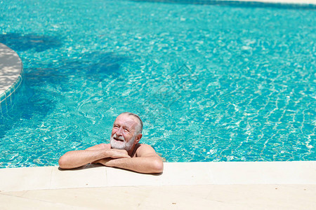 退休假期间快乐的老年caucasiansian老人在图片