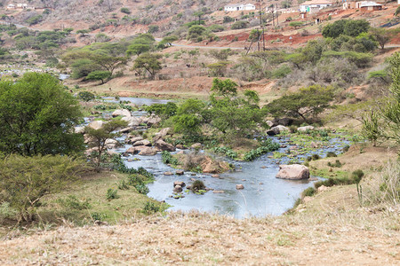 流经非洲南部Kwazulu出生地千山谷的U图片
