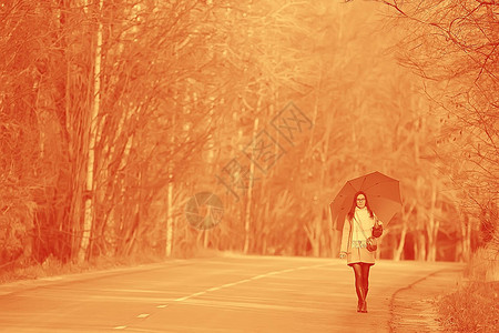 女孩伞式森林景观秋天观青年女子在城市公园图片