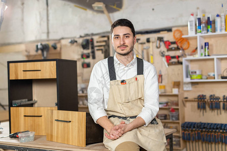 家具厂小型公司和人的概念制造业中微笑的男图片