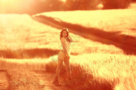 黄小麦田夏季快乐概念女孩在野外的青春图片