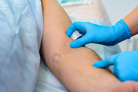 护士将注射针筒用在病人手臂的静脉上图片