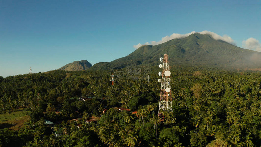 天线和微波将移动电话网络的盘子和电信塔上的电视发射机与山岳和雨林连接起来菲律宾卡米尤人图片