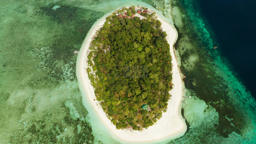 热带岛屿Mantigue和被环礁珊瑚礁和蓝色大海环绕的沙滩图片