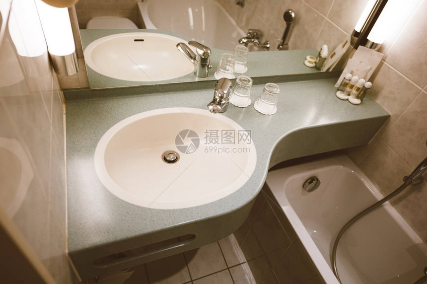 现代三星酒店厕所内装有水槽铬自来水龙头两杯眼镜和角上脱了图片