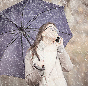 在秋雨中打电话的女人关于雨的秋天气信息图片