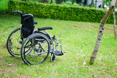 老年患者轮椅不能行走或使人们在家或医院无法使用图片