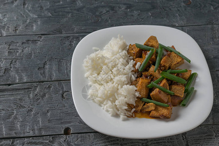 盘子上有大米和酱油的烤豆腐蔬菜亚洲图片