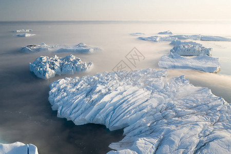 大冰川和冰山鸟瞰图图片