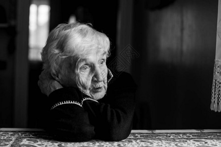 一个可怜的老女人的黑白肖像照顾孤独的图片