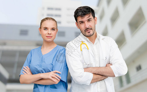 医院办公室的医生与另一名医生一起工作图片