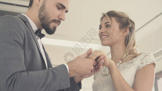 幸福的新娘和新郎穿着婚纱准备在婚礼上结婚男人和女人夫图片