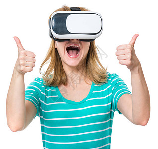 戴着虚拟现实护目镜看电影或玩电子游戏的惊奇女人图片