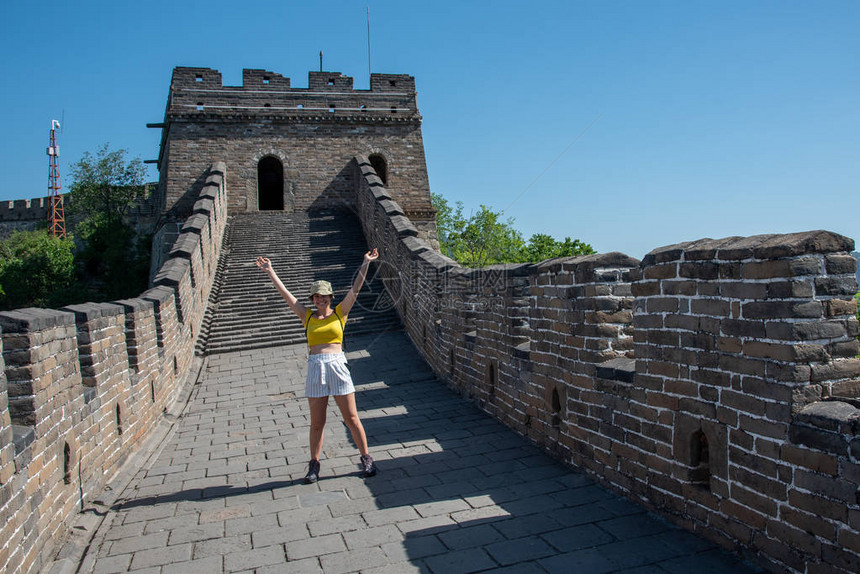 在北京郊外的慕田峪段参观世界七大奇迹之一的著名长城感图片