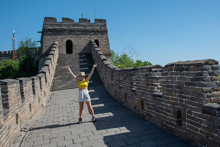 在北京郊外的慕田峪段参观世界七大奇迹之一的著名长城感图片