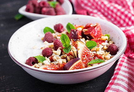 奇亚种子布丁是用草莓无花果和薄荷制成图片