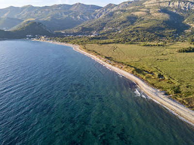 Buljarica海滩的空中景象是黑山海岸最大的海滩之一图片