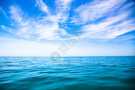令人惊叹的大海和蓝天背景图片
