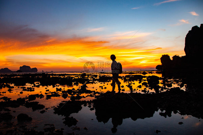 在泰国Krabi海滩上观看惊人的日落图片