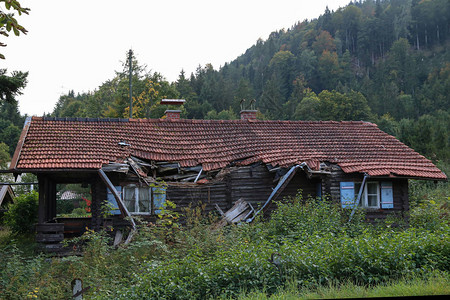 村边年久失修的旧木屋图片