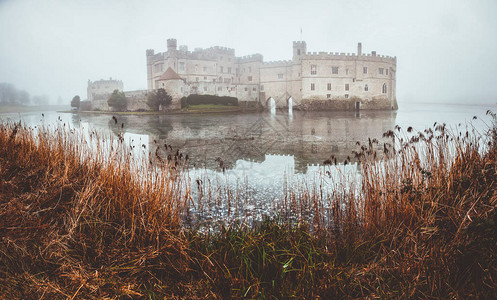 英国利兹城堡和护城图片