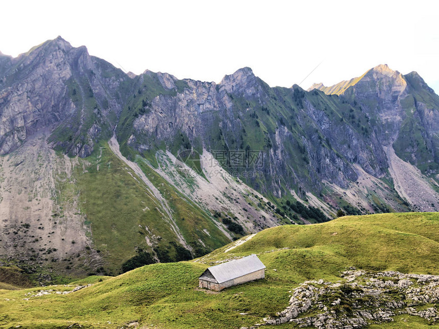 瓦吉塔尔山谷Waegital和高山瓦吉塔尔湖Waegitalersee的传统建筑和农舍图片