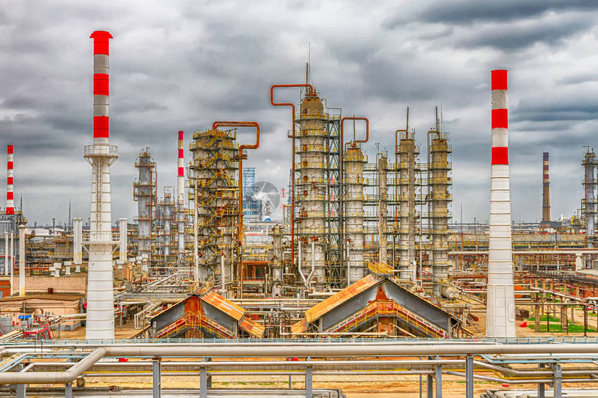 新的炼油厂炼油柱和化工设备图片