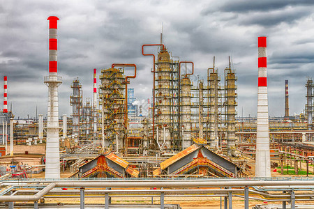 新的炼油厂炼油柱和化工设备图片