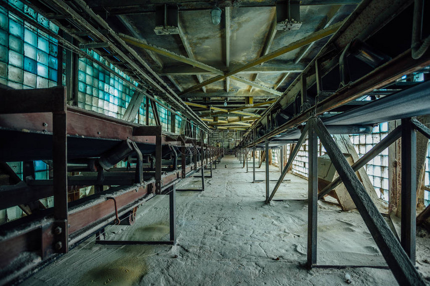 废弃工厂旧玻璃砖走廊的图片