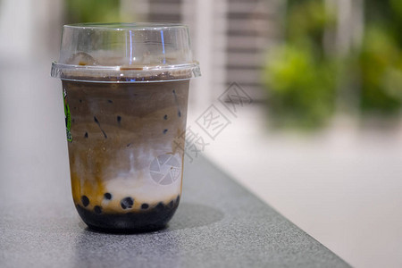 一杯含黑糖浆和黑珍珠的Hojicha奶茶高清图片