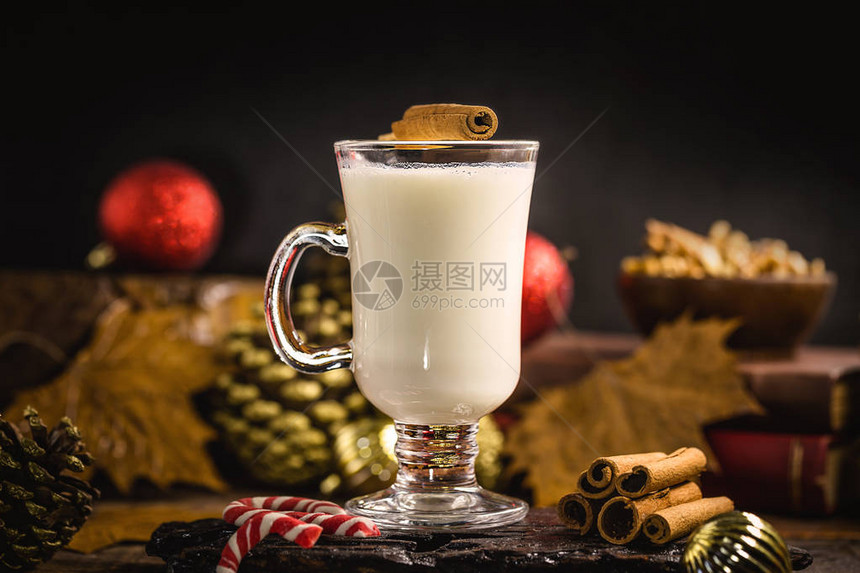 EggnogGemadinha是一种美国原产于圣诞晚餐的酒精饮料或鸡尾酒图片