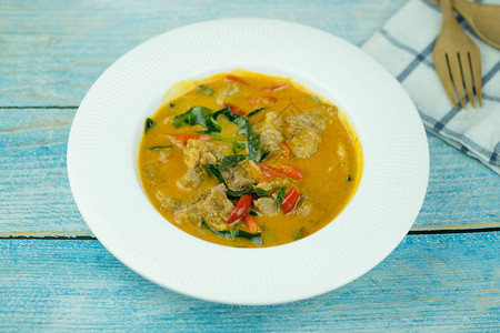 泰式咖喱红汤泰国传统红咖喱猪肉或鸡肉菜单以泰语命名为panang咖背景图片