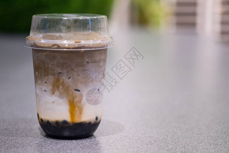 一杯含黑糖浆和黑珍珠的Hojicha奶茶图片