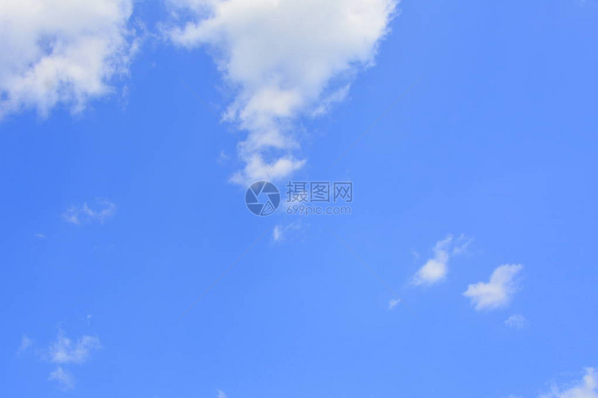 蓝色天空中的白云在阴云图片